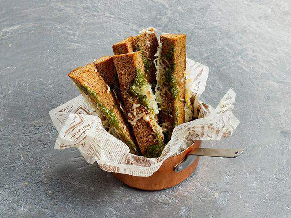 Jager Meet to Eat - Гренки из солодового хлеба с соусом песто и пармезаном