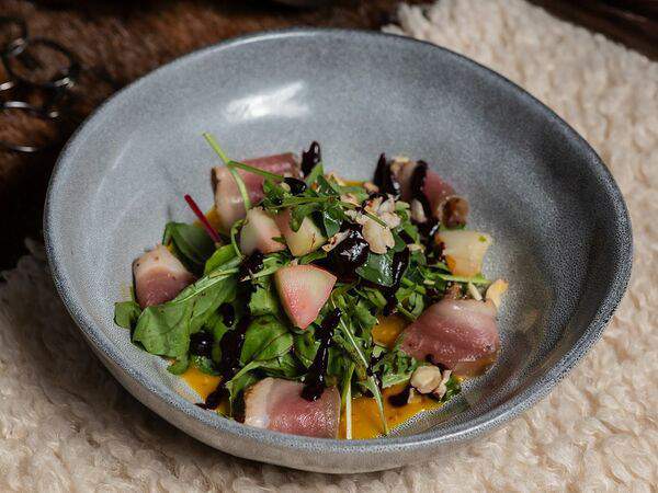 Викинги - Салат с соленой уткой, черной смородиной, печеной грушей под заправкой манго и орехами