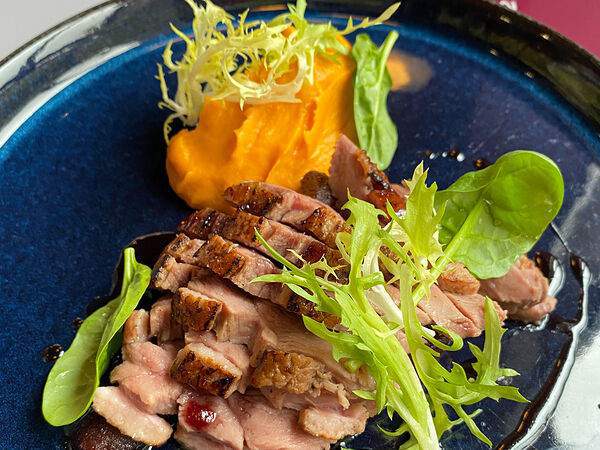 Золотой гребешок - Утиная грудка с томлёной грушей и бататом