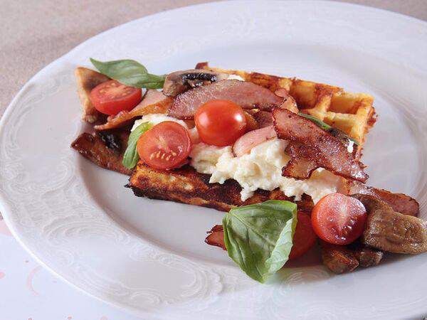 Rose Cafe - Картофельная вафля с беконом и скрэмблом