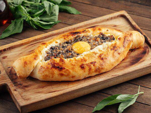 Ларисс Иванну Хачу! - Хачапури по-аджарски с курицей и грибами