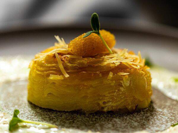 Ресторан Строгов - Картофельный гратен со щучьей икрой и сливочным соусом