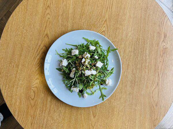 Изюм - Салат со свеклой, сыром фета и рукколой