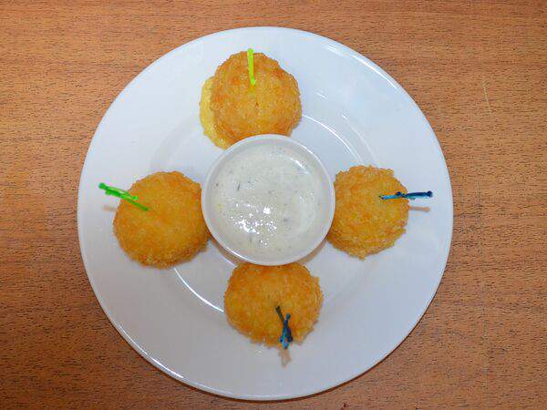 Вдали от жен - Сырные шарики с чесночным соусом