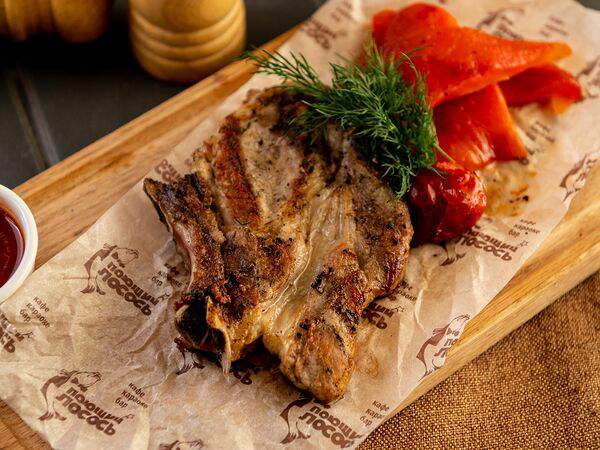 Поющий Лосось - Стейк из свинины с запеченным болгарским перцем