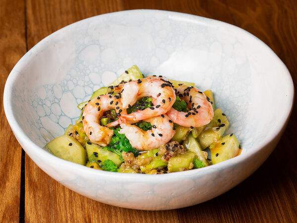 Коптильня - Салат из жареных креветок с киноа и авокадо