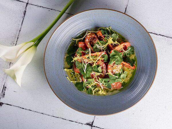 Mandarinka Restaurant & Bar - Салат с томатами, юзу заправкой и кинзой