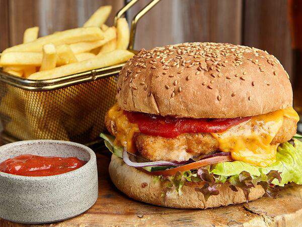 Liman - Чикен бургер и картофель фри с соусом