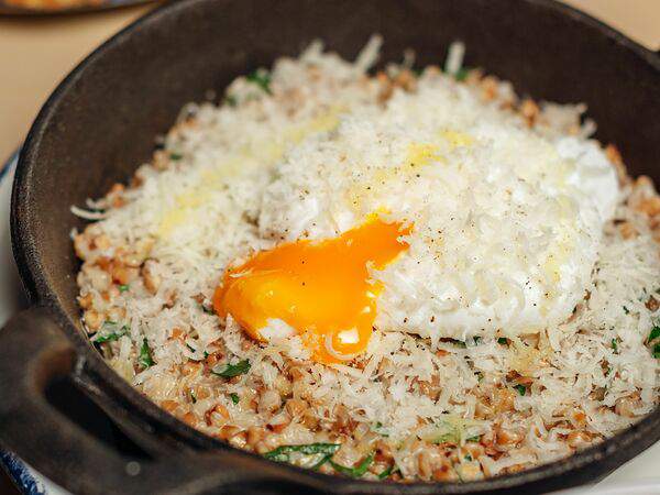 Lilu kitchen - Гречка, яйцо пашот, пармезан