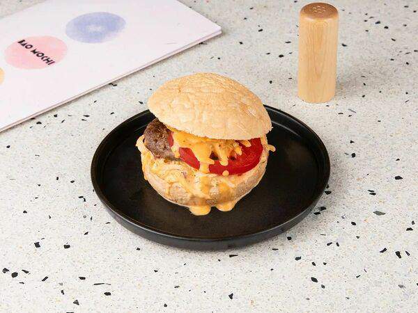 Bao mochi - Бао бургер с рубленой говядиной и японским омлетом