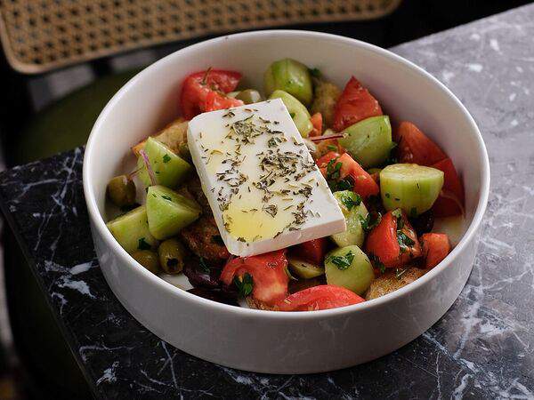 Bisou Bisou Bistro - Салат фета, томаты, каламата