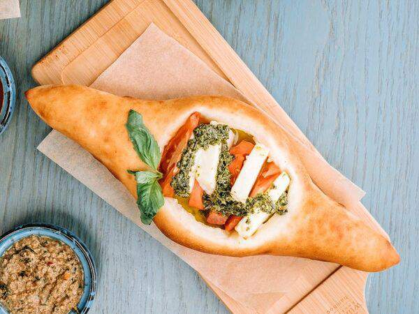 Кинза - Хачапури с томатами и базиликом