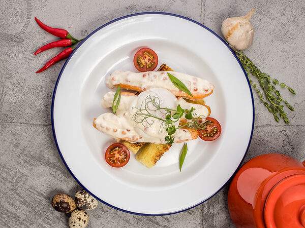 Кафе Кухня - Филе лосося с яйцом пашот под икорным соусом