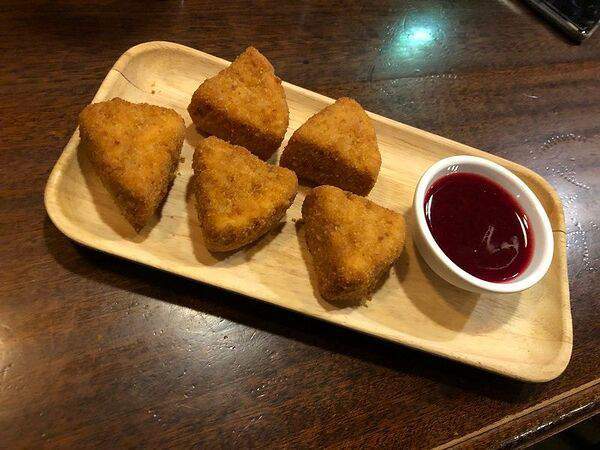 Hamilton's pub - Жареный сыр камамбер