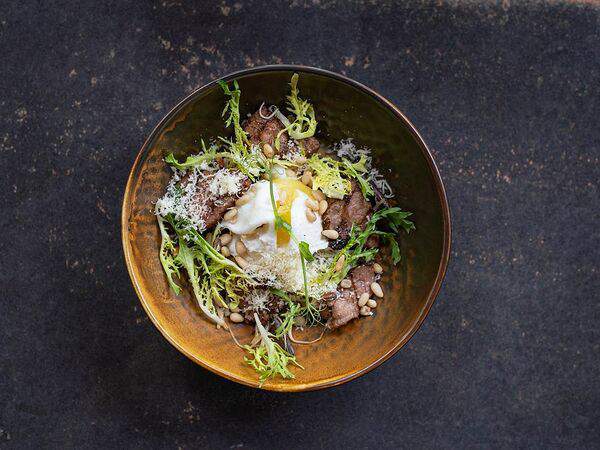 Kolbasabar - Таежный салат с папоротником, шашлыком и яйцом пашот