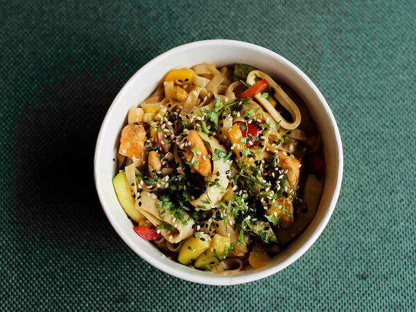 Где-то в Азии - Вок с лососем и кальмаром