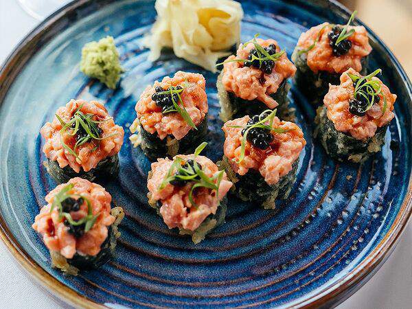 Магадан - Тёплый ролл с тунцом и авокадо