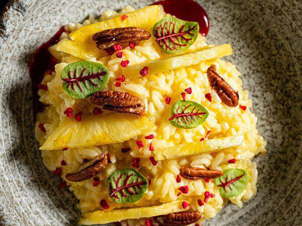 Гости рестопаб - Рисовая каша на кокосовом молоке с маракуйей и ананасом