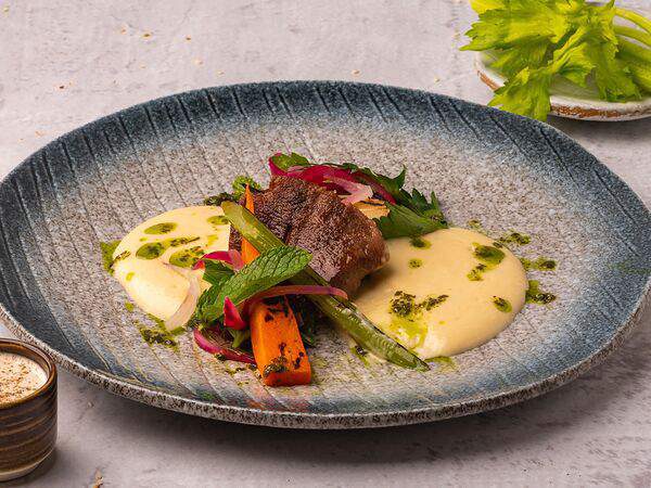 Сладкое дело - Нежный говяжий язык с овощами и муссом из жареной картошки