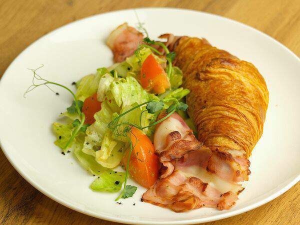 Нельзя - Круассан французский с беконом, салатом и соусом песто