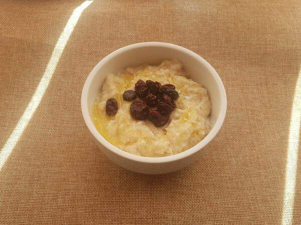 Кухня KatiSarg - Каша овсяная молочная с изюмом