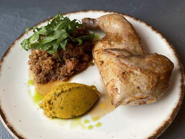 Ресторан 101 - Цыпленок-корнишон с киноа, песто, морковью и базиликом