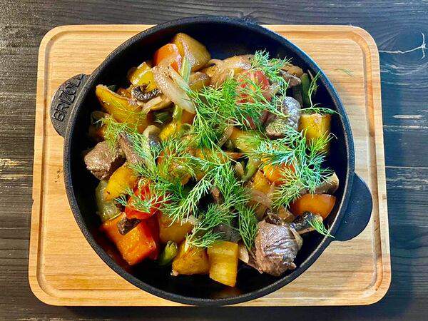 Синий Лось - Шкворчащая сковорода с мясом