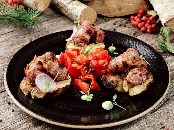 Я ж тебе говорил! - Котлеты из оленя в беконе с печеным картофелем и свежими овощами