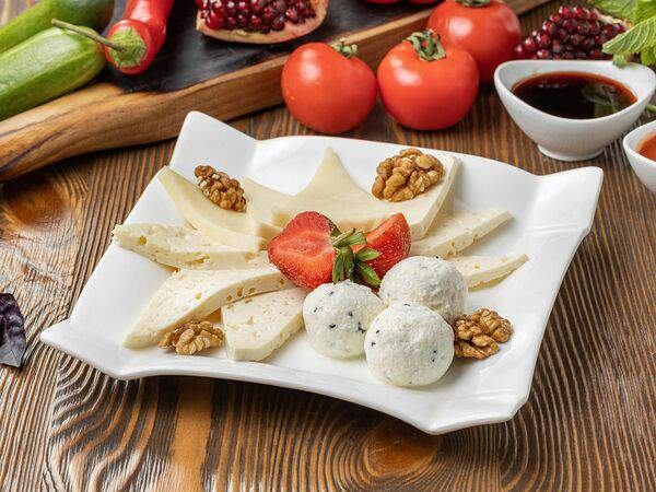 Белуга - Кавказская сырная тарелка