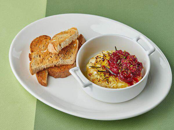 Osteria Mario - Запеченный камамбер с пряным ягодным соусом