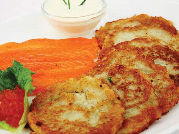 The Black Door - Картофельные драники со слабосоленым лососем и красной икрой