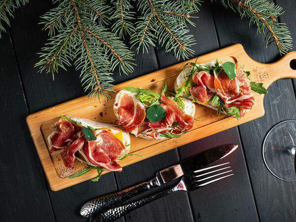 Гости рестопаб - Брускетты с прошутто, винной грушей и сливочным кремом