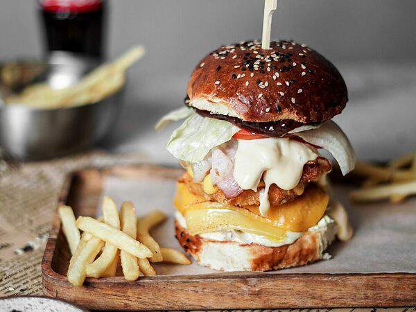 Мясной ресторан Ребро - Бургер Чикен криспи (хрустящее куриное бедро)