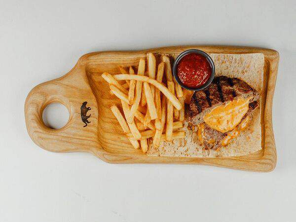 Огонёк - Бифштекс с сыром чеддер и картофелем фри