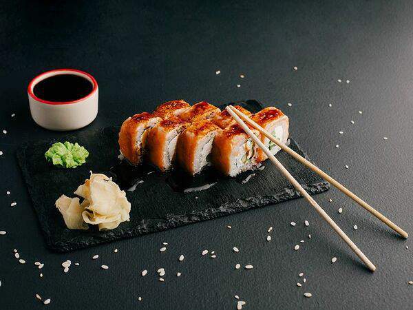 Молодость Kitchen & Bar - Ролл Лосось-карамель