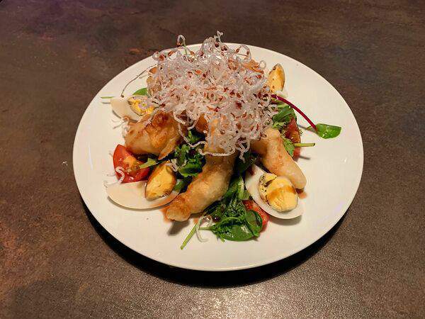 The Peashem - Салат с креветками темпура и фунчозой фри