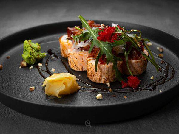 Domo izakaya bar - Ролл с опалённым лососем и острым тунцом