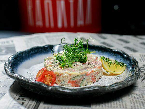Капитал Grill & Beer - Салат с муксуном, креветками и лососем