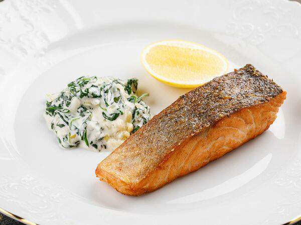 Ресторан Каре - Атлантический лосось с молодым шпинатом