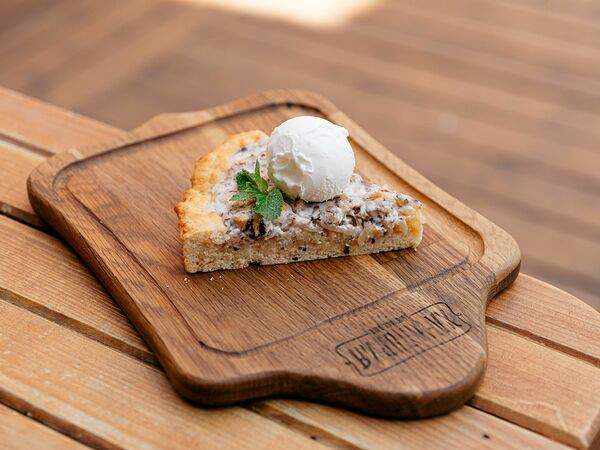 Хачапурия - Пирог с яблоками и фундуком (без мороженого)