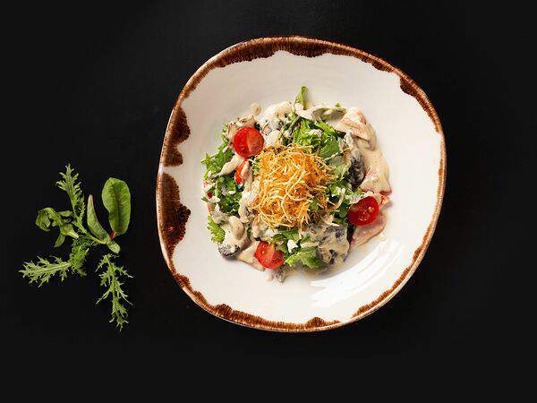 Клава Шиффер - Салат с томленой говядиной и соусом Дорблю