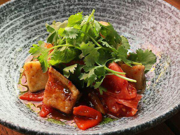 Barcode eda&bar - Салат с хрустящим баклажаном, печеным перцем и сочными томатами