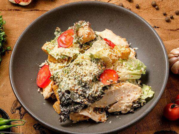 Хачапури и вино - Салат Цезарь с цыпленком