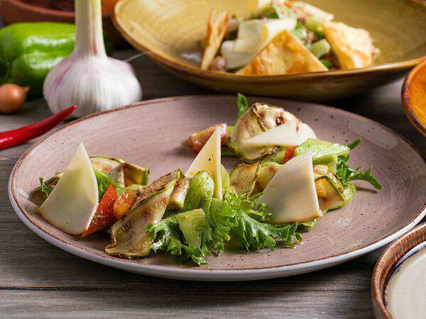 Грузинское кафе Ван Гоги - Салат с кабачком гриль и копченым сулугуни