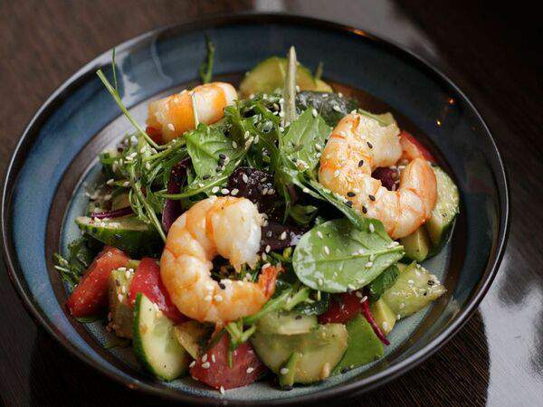 Хорошим людям - Микс-салат с креветками и имбирной заправкой