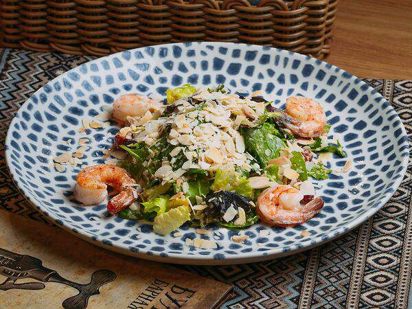 Бульвар - Салат с тигровыми креветками и вялеными томатами