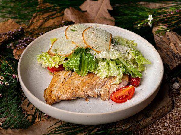 Red wall - Цезарь с курицей и томатами