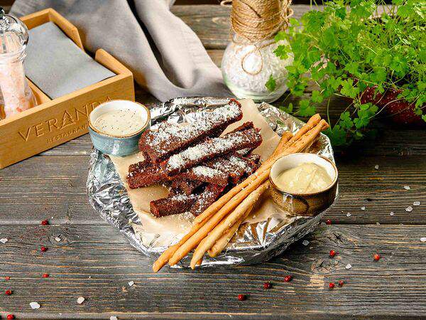 Веранда - Домашние гренки из черного хлеба с чесноком и сыром