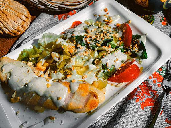 Шинок Лапти - Салат с индейкой под соусом блю чиз