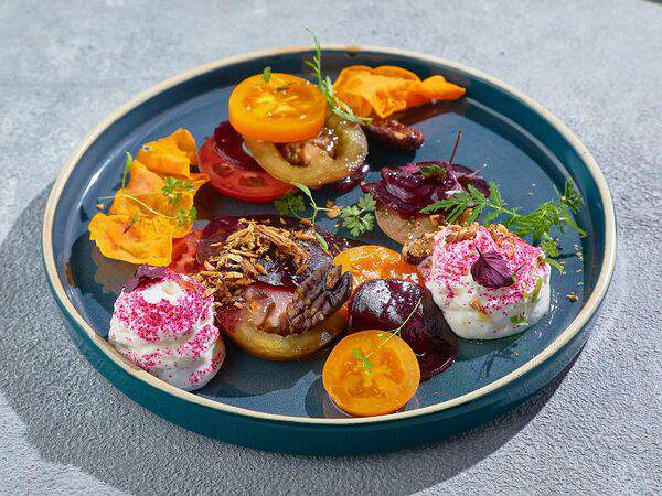 Sapori Di Italia - Свекольно-томатное карпаччо со взбитой фетой и медом